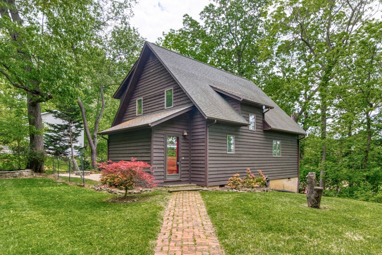 Primary Photo - 3 bed/2 bath. Pet Friendly. Fenced Yard