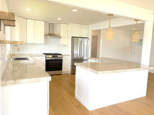 Foto del edificio - 3 Bedroom 3 Bathroom ~ Fully Renovated Rental in Waimea ~ Prime Location!