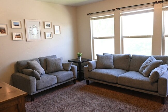 Foto del edificio - 573 Goldenrod Way N