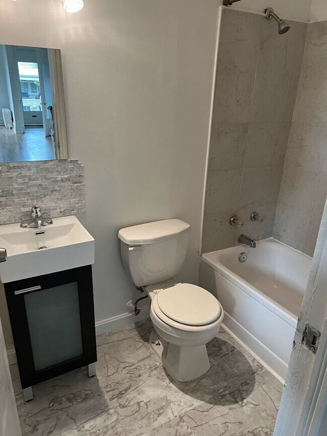 Foto del edificio - Spacious 4/5 Bedroom Home