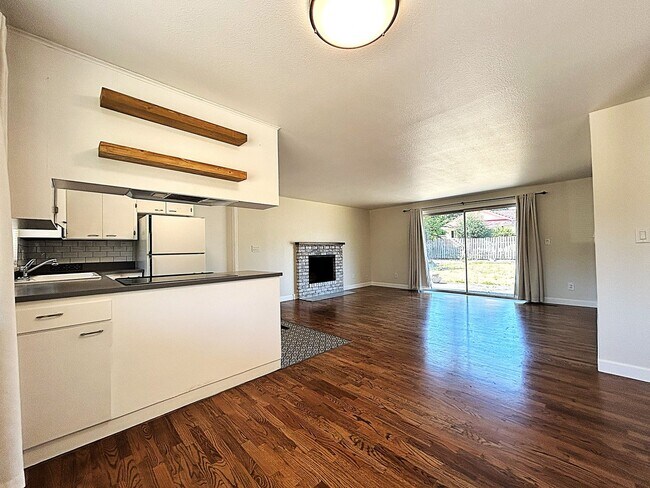 Building Photo - Comfortable 3 bed, 1 bath in the heart of ...