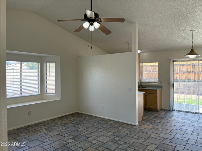 Foto del edificio - 3233 W Mohawk Ln