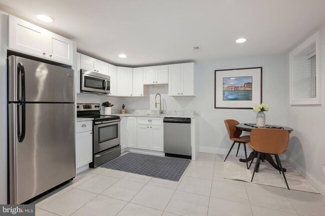 Kitchen and dining nook - 32 W St NW