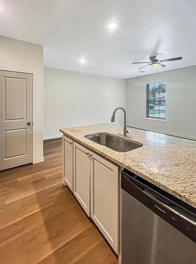 Building Photo - Stunning brand new 3BR/2BA duplex with mod...