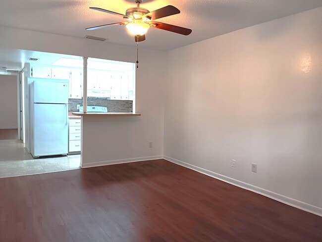 Building Photo - Cozy 2nd floor apartment near 4th St corridor