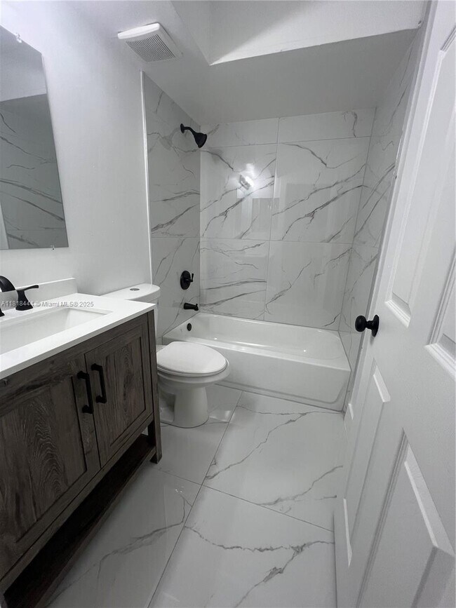 Foto del edificio - 590 NW 65th St