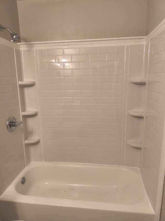 Building Photo - 2 bedroom  1 bath available for immediate occupancy.