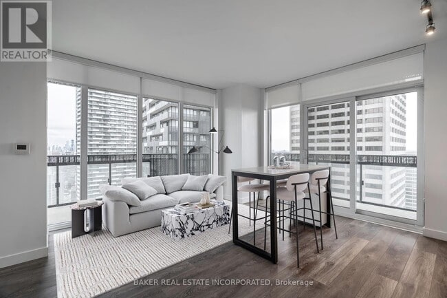 Building Photo - 15-2715 Roehampton Ave