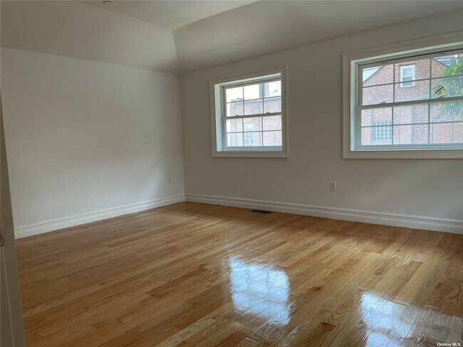 Foto del edificio - 42-15-42214 214th Pl