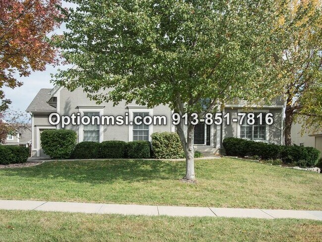 Building Photo - Close to Olathe East Highschool!