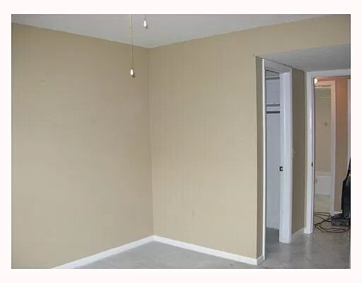 Building Photo - 2929 W Oak Ridge Rd