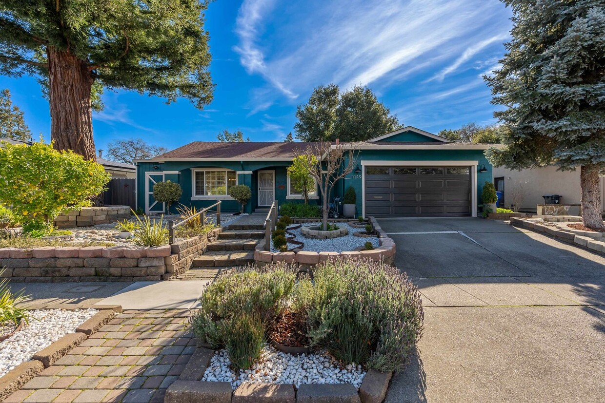 Foto principal - Beautifully remodeled 3-bedroom, 2-bathroo...