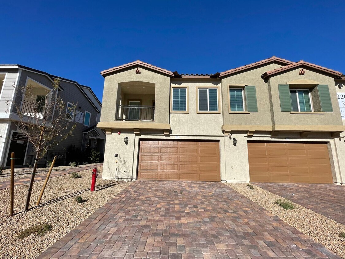 Foto principal - GATED 2 BED 2.5 BATH 2 CAR GARAGE 2 FLOOR ...