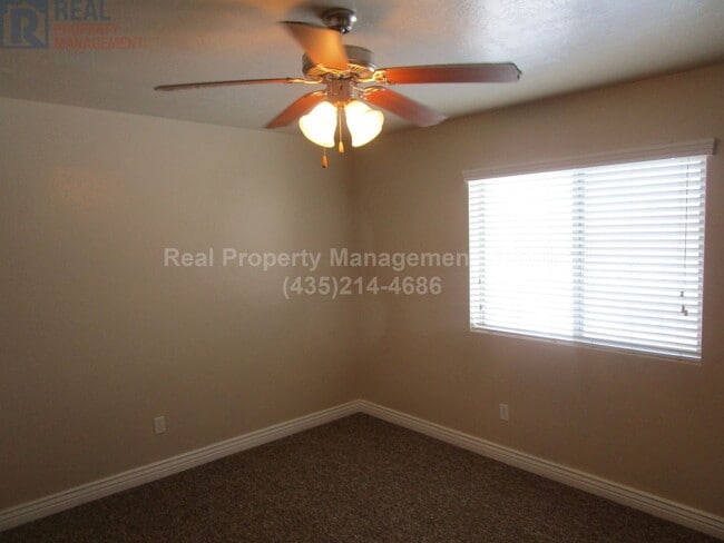 Building Photo - 3 Bed 2.5 bath Townhome