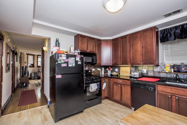 Foto del edificio - Large 2bed/1bath GARDEN UNIT in Bucktown! In-Unit Laundry! Central Air! Rooftop Deck!