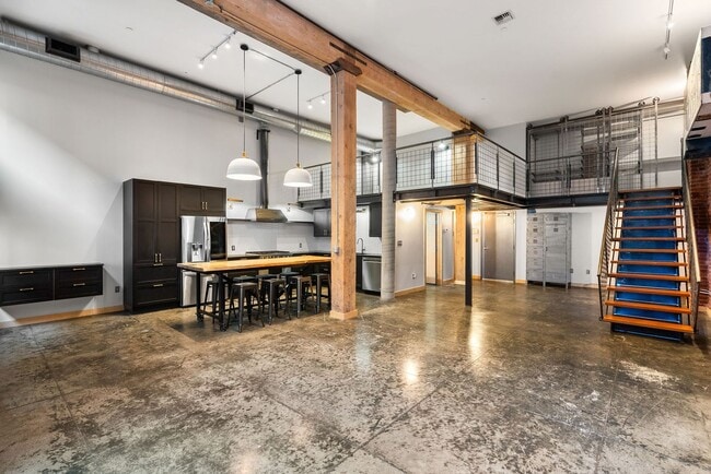 Building Photo - Gorgeous Fully Furnished Condo in Downtown...