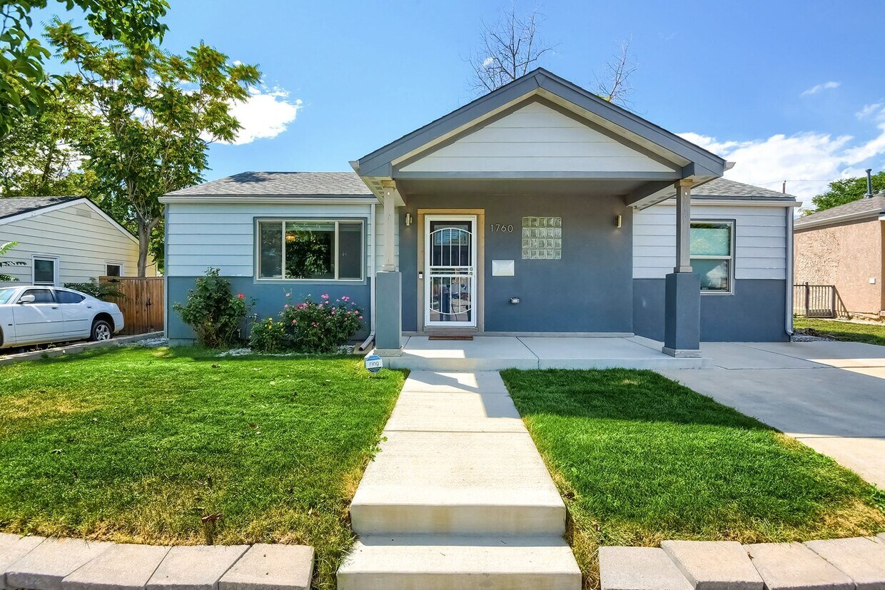 Foto principal - Three Bedroom Home in Denver!