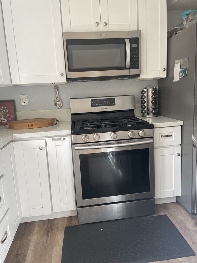 kitchen cooking - 8393 Summerdale Rd