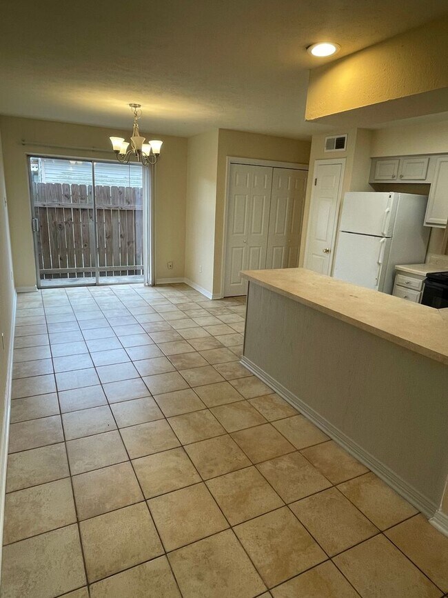 Foto del edificio - 2BD/1.5BA Unit in Quiet Complex! Both Bedrooms Upstairs w/ Full Bath