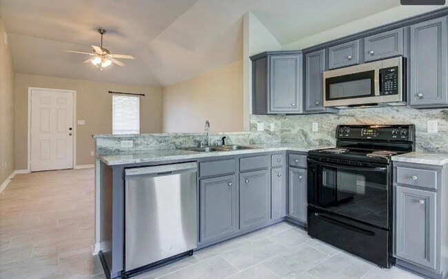 Foto del edificio - 5780 Shadowbend Cir N