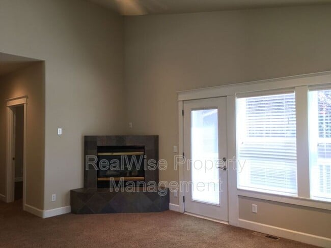 Building Photo - 20651 NE Sierra Dr