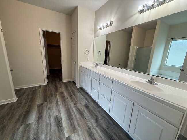 Foto del edificio - So convenient and so much space!