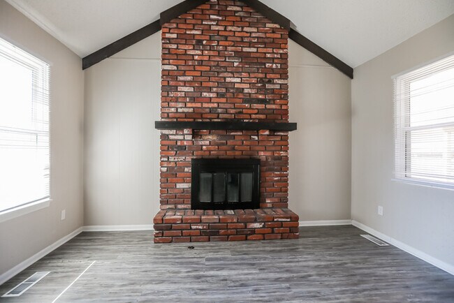 Building Photo - 3 bdrm, 2 bath split entry move in ready!