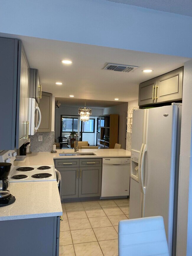 Building Photo - 5040 Rose Hill Dr