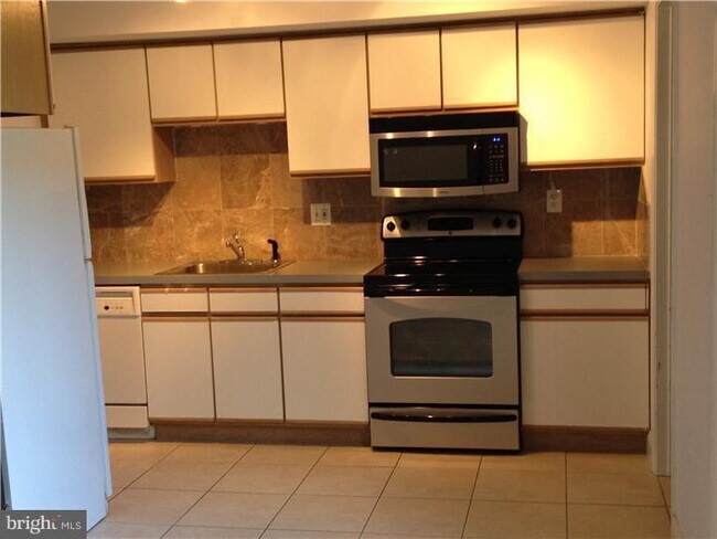 Building Photo - 3154 Sheffield Pl