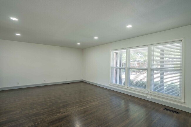 Foto del edificio - Stunning 3-Bedroom, 2-Bathroom Home with M...