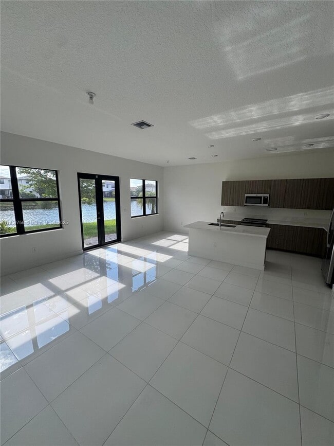 Foto del edificio - 4398 SW 173rd Ave