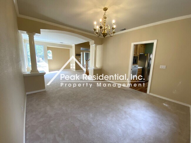 Building Photo - 5 br, 3 bath House - 4020 Luxor Lane