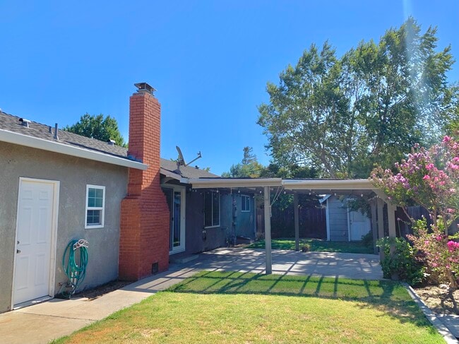 Building Photo - 2420 El Camino Dr