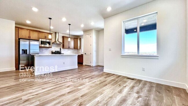 Foto del edificio - 3-Bedroom, 2.5-Bath Home with Modern Appli...