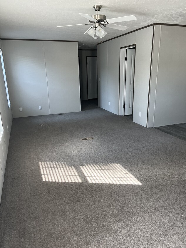 Building Photo - 136 S River Dr