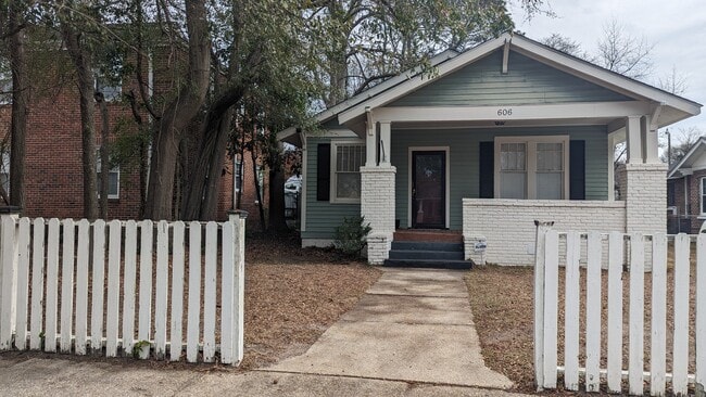 Building Photo - Comfy 2BR Home Near McLeod & MUSC