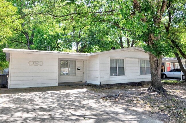 Building Photo - 700 Grande Dr