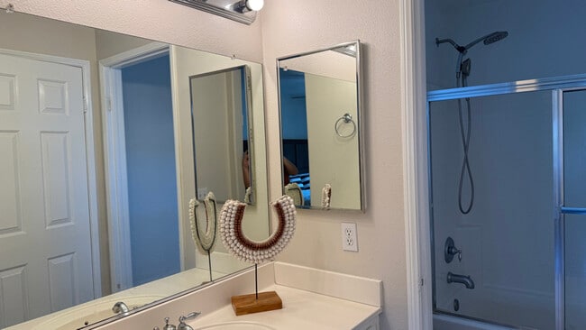 Foto del edificio - 13885 Camp Rock St