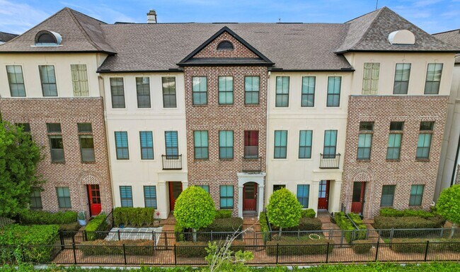 Building Photo - Luxury Townhouse in Fannin Station