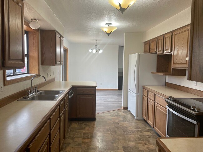 Building Photo - 4 bed 2 1/2 bath rental on the westend