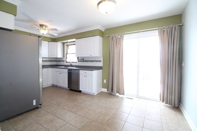 Foto del edificio - QUIET NEIGHBORHOOD!!  3 Bedroom, 1.5 Bath Home in Norwalk