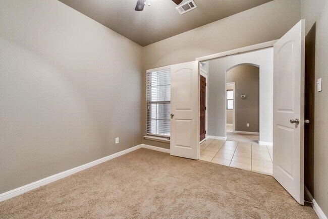 Building Photo - 409 Braewick Dr