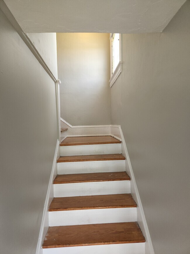 Front entrance staircase - 1032 Morehead Ave SE