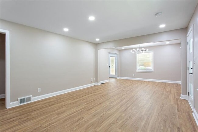 Building Photo - 629 Clairmont Cir