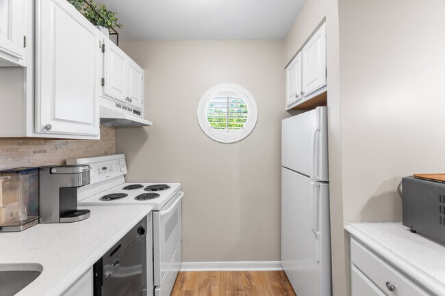Foto del edificio - 2124 Old Pond Ln