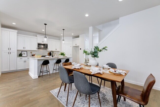 Foto del edificio - Modern 3 Bed 2 Bath Townhouse with Beautiful Finishes & Community Pool