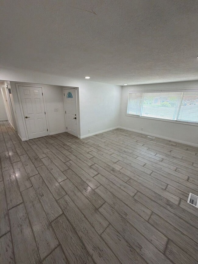 Building Photo - 1085 Saville Ave