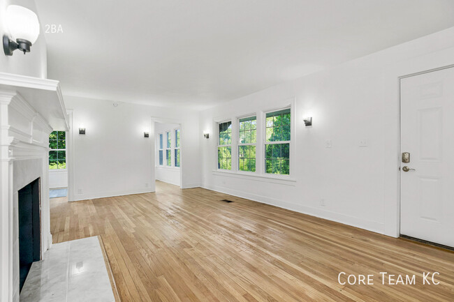 Building Photo - Elegant Ward Parkway 1600 SF 3 Bed 2 Bath