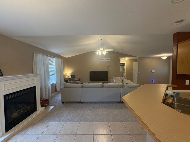 Foto del edificio - Spacious west side 3 Bedroom, 2 Bath home, close to Ft. Riley!