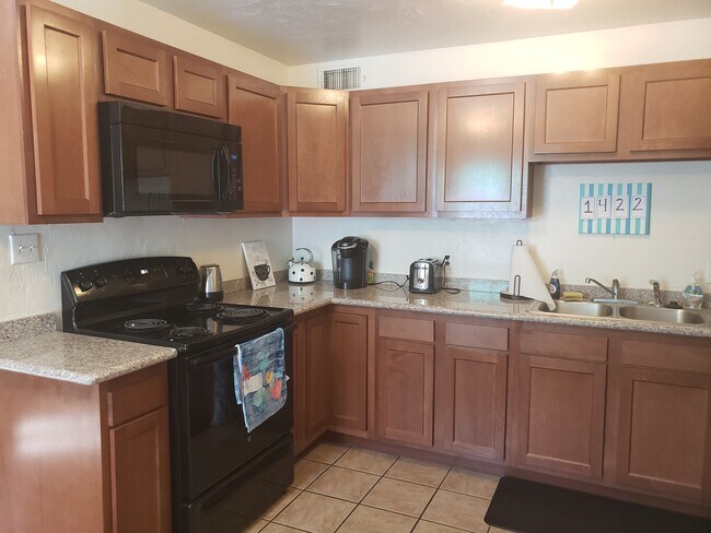 Kitchen - 1823 N Park Ave